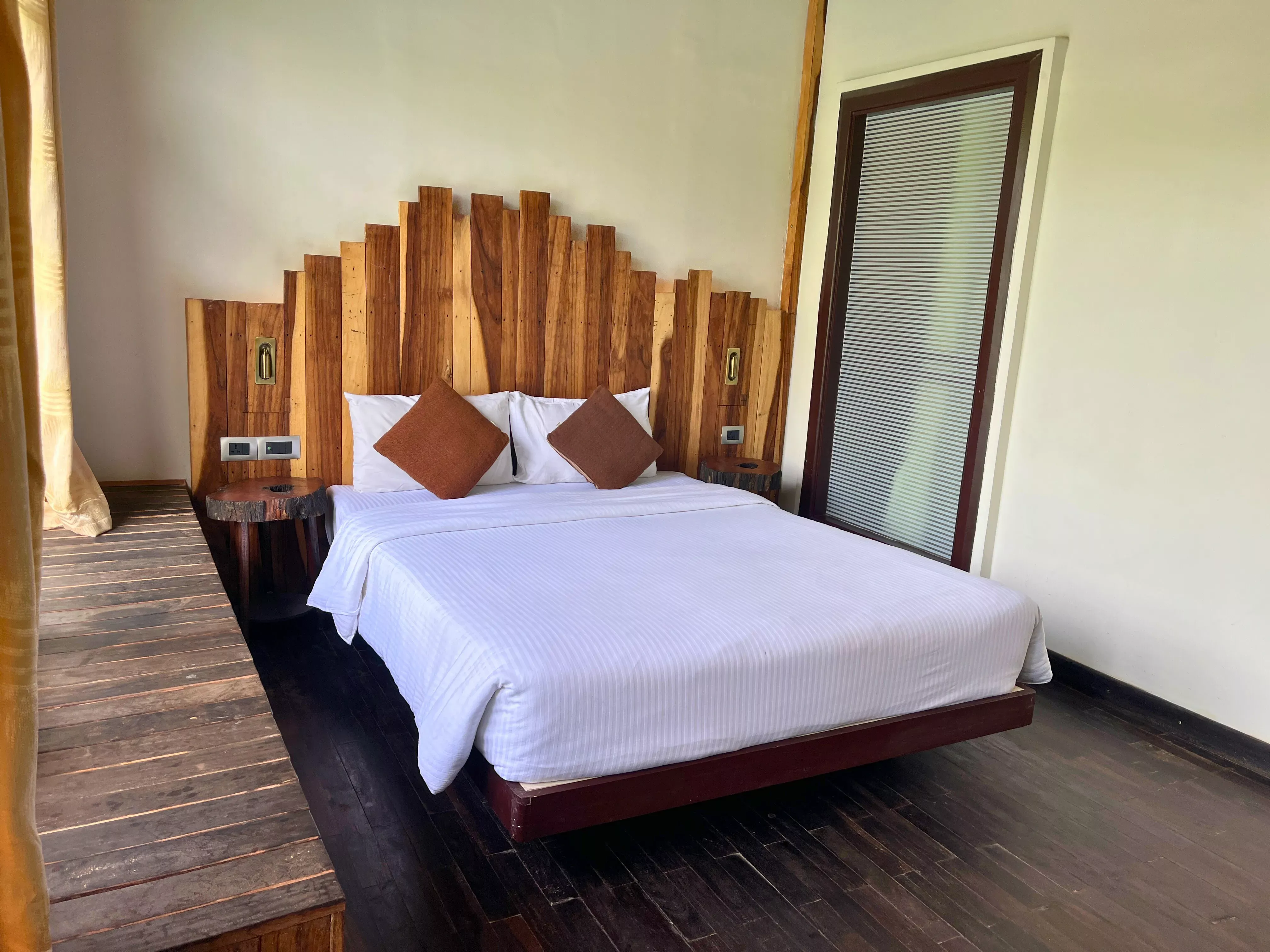 3a5d575b_0a38_420b_a50c_eb697eec8d9f_Pool-side_Double_Room_with_Pool_River_View_7.webp