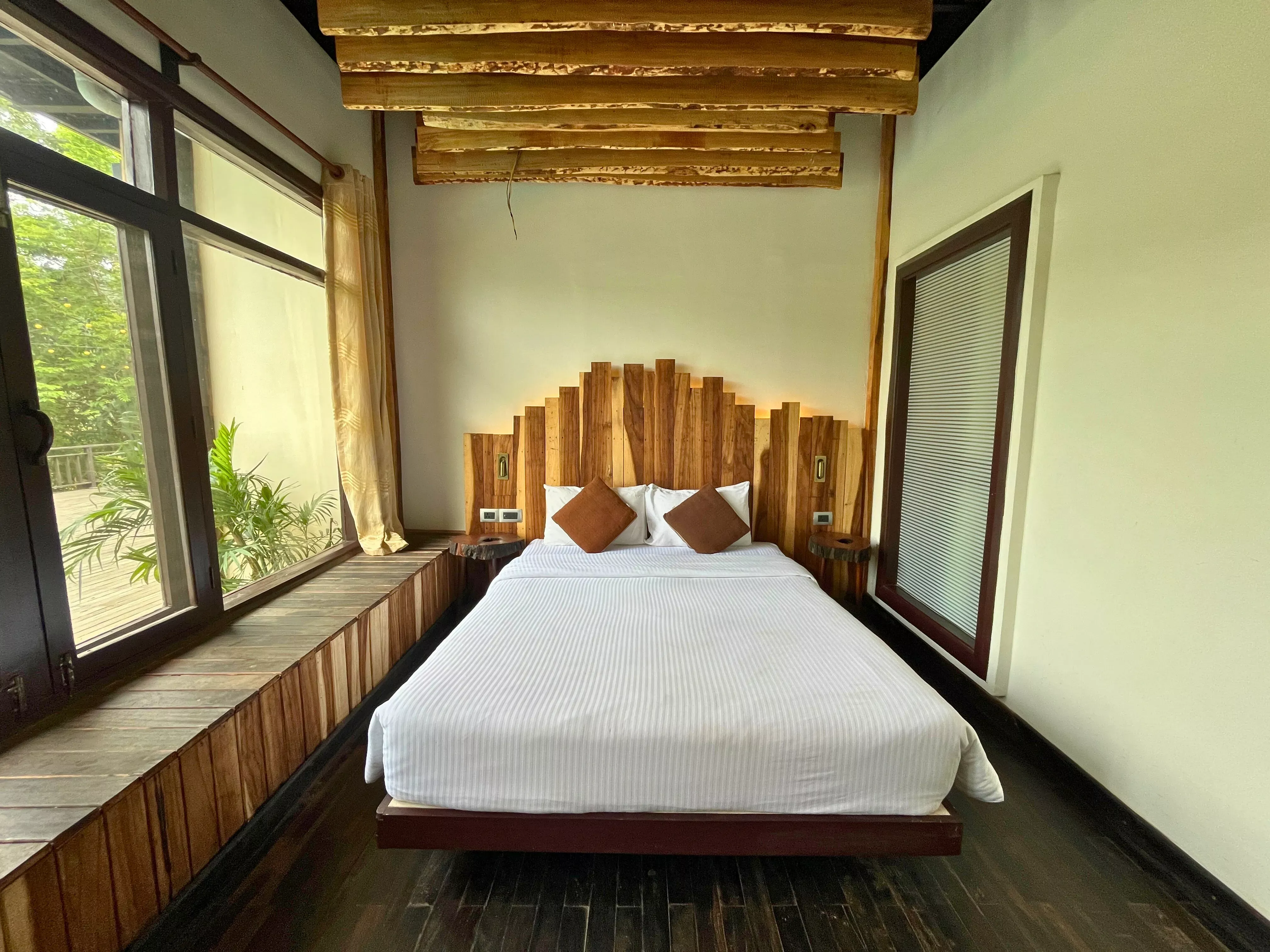 cbc0758b_03e8_4967_92a0_7f19d3bc4be5_Pool-side_Double_Room_with_Pool_River_View_3.webp