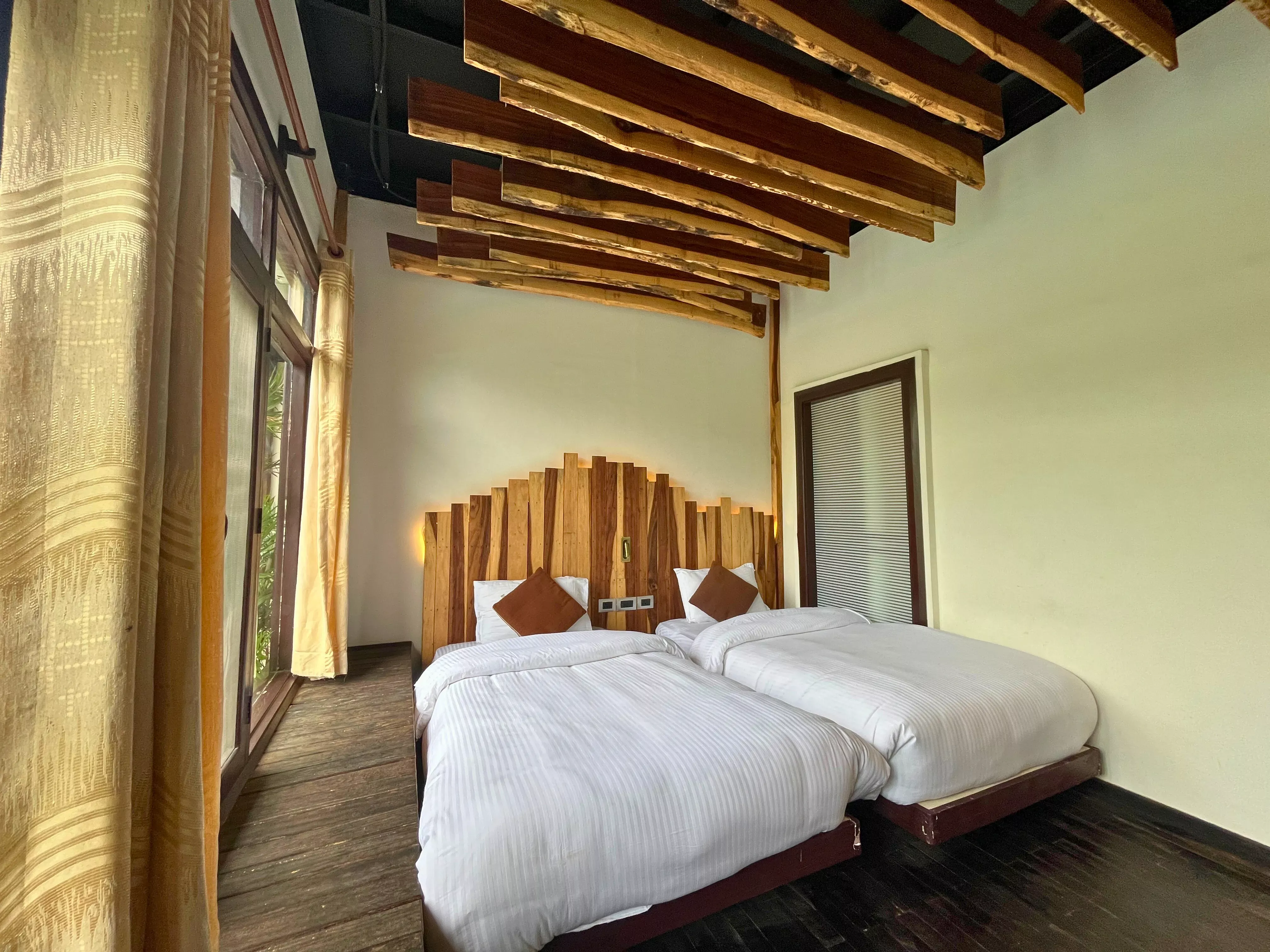 fa68b178_55c2_4d29_8643_709f4661eb8b_Pool_side_twin_room_with_pool_or_river_view_4.webp